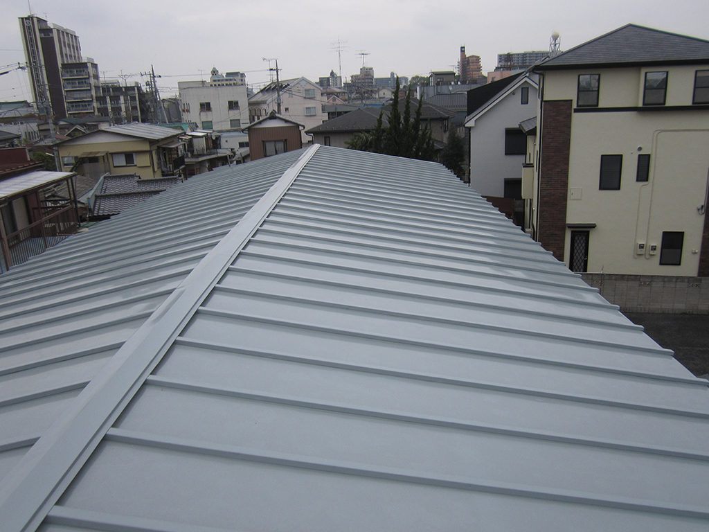 ガルバリウム鋼板の屋根の葺き替えリフォーム｜埼玉県川越市の某アパート