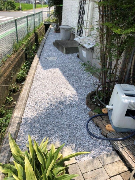 雑草対策に伴う敷石工事｜川越市のN様邸にて家廻りの外構工事